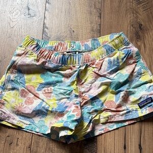 Patagonia Women’s Floral Barely Baggies Shorts size small excellent condition